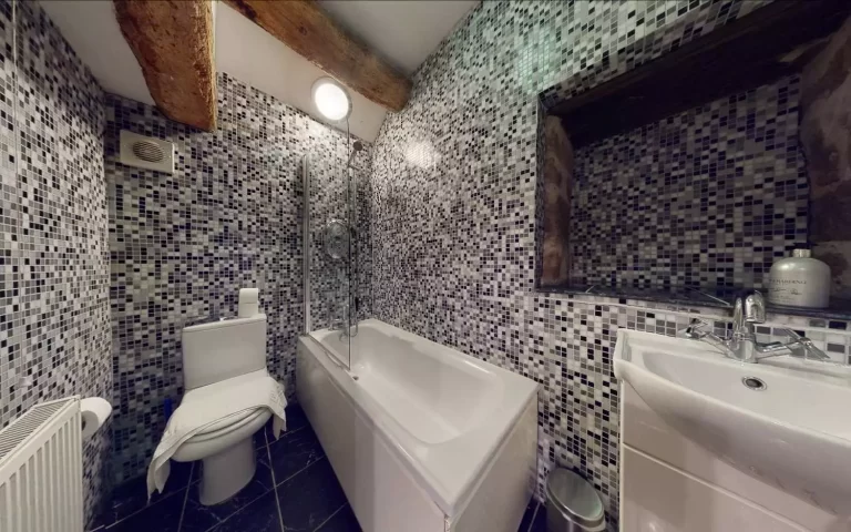 Chels Barn bathroom at Toft Estate, Peak District