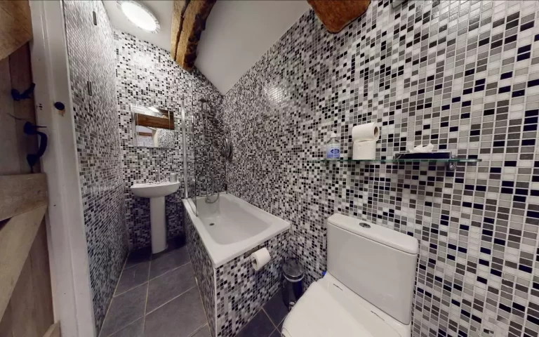 Chels Barn bathroom at Toft Estate, Peak District