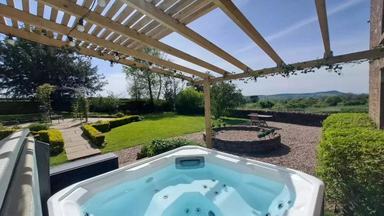 Toft Hall hot tub at Toft Estate